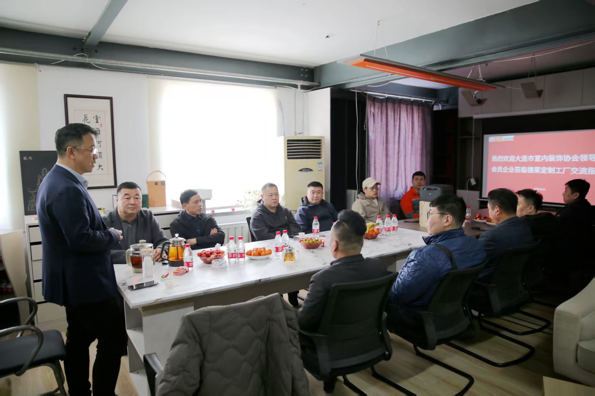 大连室内装饰行业协会领导及会员企业参观德莱全屋定制工厂，共探行业新发展
